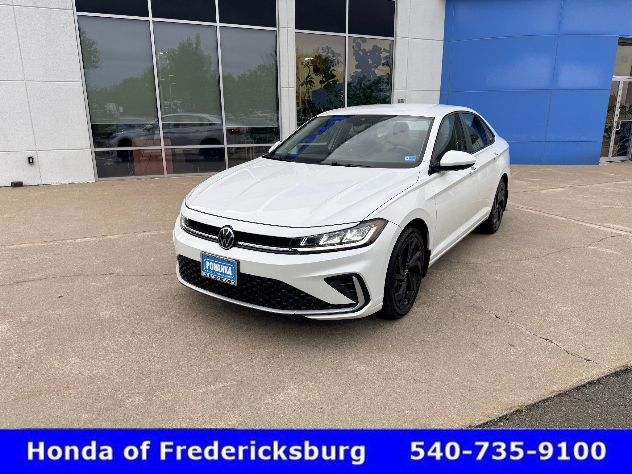 Used 2025 Volkswagen Jetta SE FWD image 2