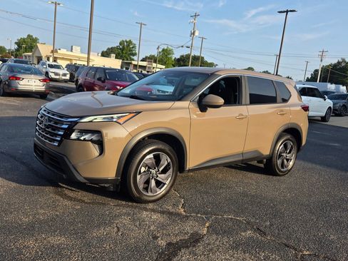 Used 2025 Nissan Rogue SV FWD image 3