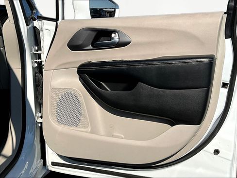 Used 2022 Chrysler Pacifica Touring-L w/ Uconnect Theater Family Group FWD image 24