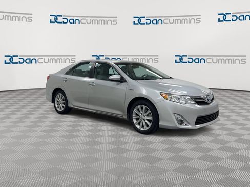 Used 2012 Toyota Camry XLE w/ Leather Pkg FWD image 2