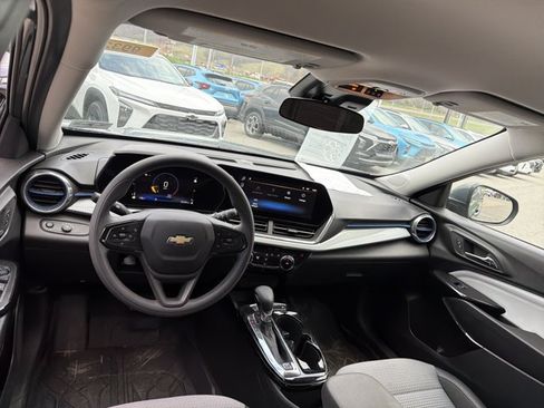 Used 2025 Chevrolet Trax LT FWD image 14