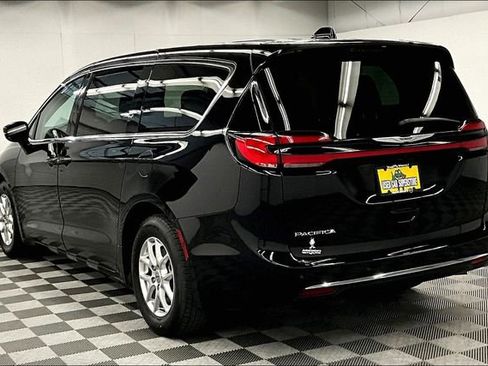 Used 2024 Chrysler Pacifica Touring-L FWD image 3