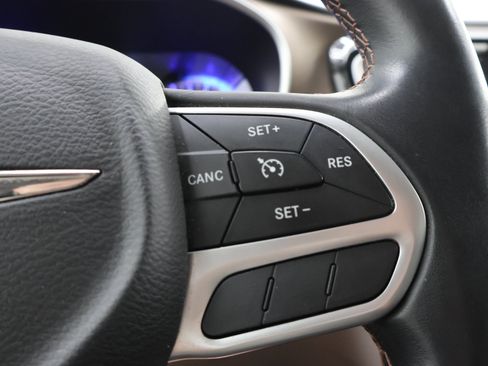 Used 2017 Chrysler Pacifica Touring-L FWD image 15