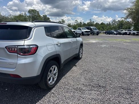 Used 2024 Jeep Compass Latitude AWD/4WD image 4