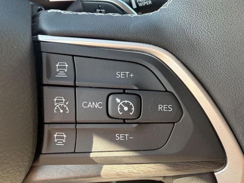 Used 2024 Jeep Grand Cherokee Limited w/ Black Appearance Package AWD/4WD image 16