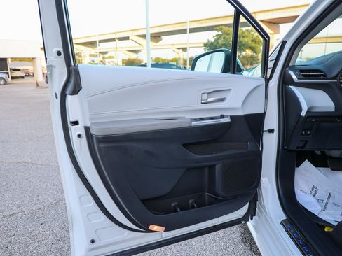 Certified 2026 Toyota Sienna XLE FWD image 32