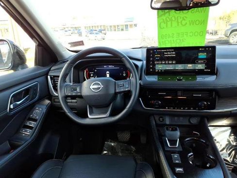 Certified 2025 Nissan Rogue Platinum FWD image 9