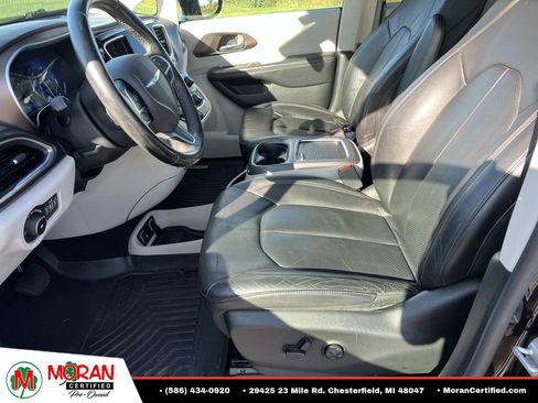 Used 2018 Chrysler Pacifica Touring-L Plus w/ Tire & Wheel Group FWD image 18