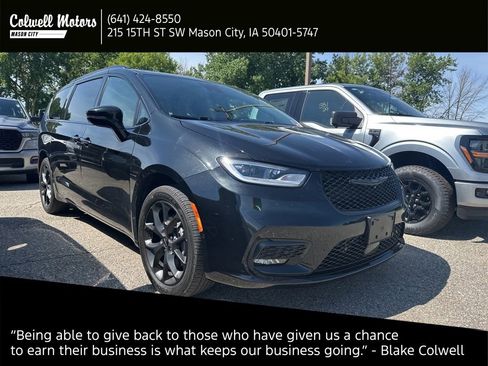Used 2022 Chrysler Pacifica Touring-L w/ Uconnect Theater Family Group AWD/4WD image 1