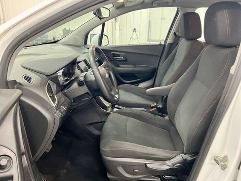 Used 2020 Chevrolet Trax LS FWD image 19