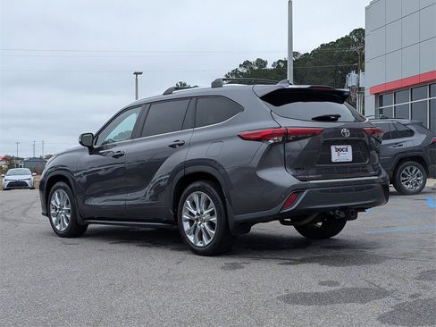 Used 2021 Toyota Highlander Limited image 3