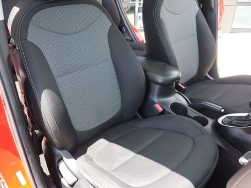 Used 2017 Kia Soul + FWD image 11