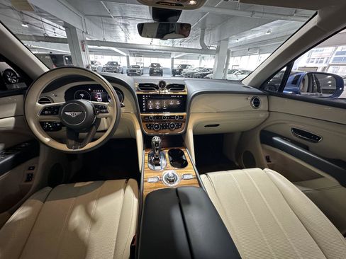 Used 2023 Bentley Bentayga AWD/4WD image 11