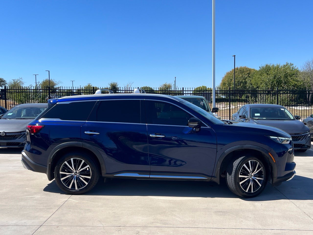 Used 2022 INFINITI QX60 Sensory w/ Vision Package AWD/4WD image 3