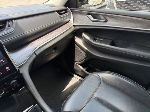 Used 2023 Jeep Grand Cherokee Limited AWD/4WD image 37