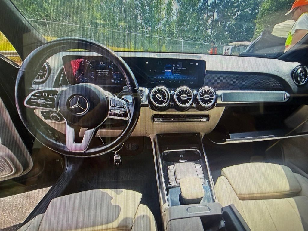 Used 2021 Mercedes-Benz GLB 250 4MATIC w/ Premium Package image 8
