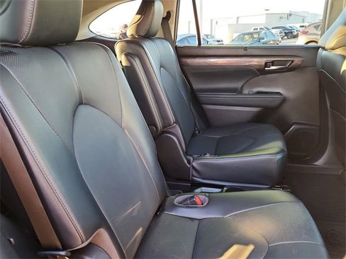 Used 2022 Toyota Highlander Limited image 18