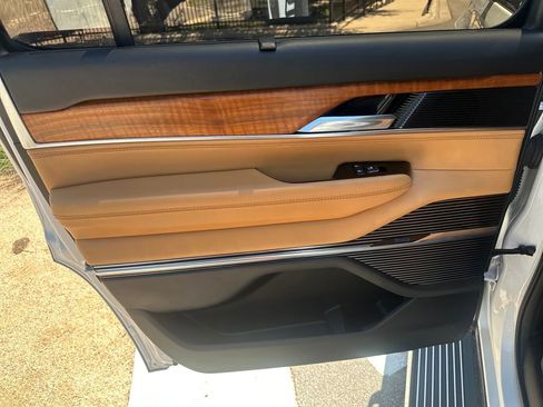 Used 2022 Jeep Grand Wagoneer Series III w/ Rear Seat Video Group 1 AWD/4WD image 32