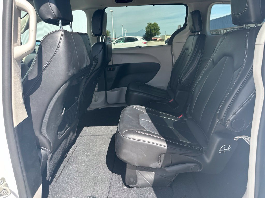 Used 2024 Chrysler Pacifica Touring-L FWD image 13