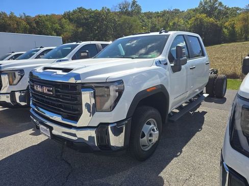 New 2026 GMC Sierra 3500 Pro w/ Convenience Package image 2