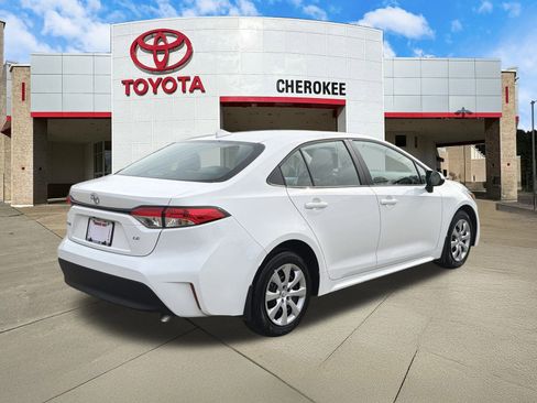 Used 2025 Toyota Corolla LE image 5