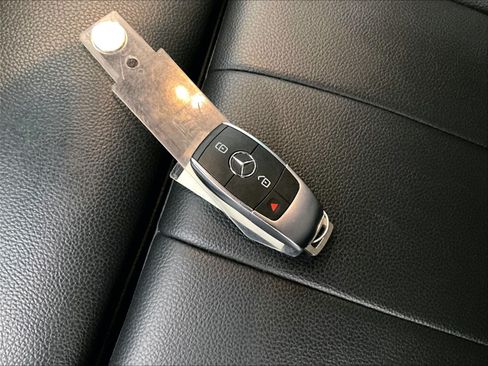 Certified 2022 Mercedes-Benz GLB 250 4MATIC image 12