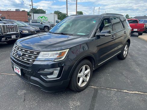 Used 2017 Ford Explorer XLT w/ Equipment Group 202A AWD/4WD image 4