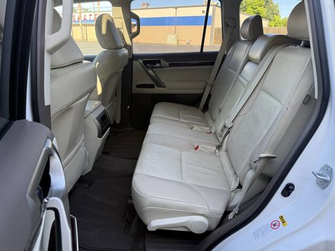 Used 2019 Lexus GX 460 Premium w/ Premium Package image 19