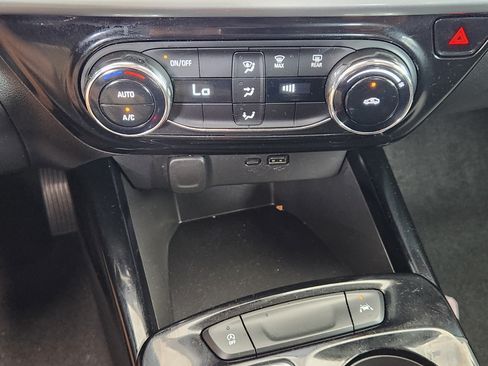 Certified 2025 Chevrolet Trax LT FWD image 19