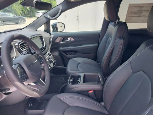 New 2026 Chrysler Voyager LX image 29