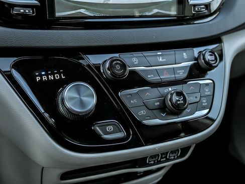 Used 2022 Chrysler Pacifica Touring-L image 23