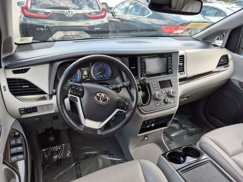 Used 2020 Toyota Sienna XLE w/ XLE Navigation Package AWD/4WD image 6