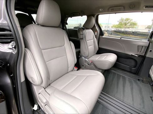 Used 2017 Toyota Sienna XLE FWD image 19