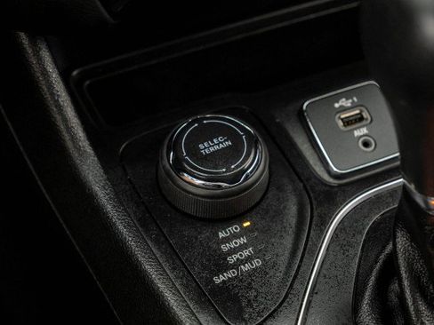 Used 2021 Jeep Cherokee Latitude Plus AWD/4WD image 28