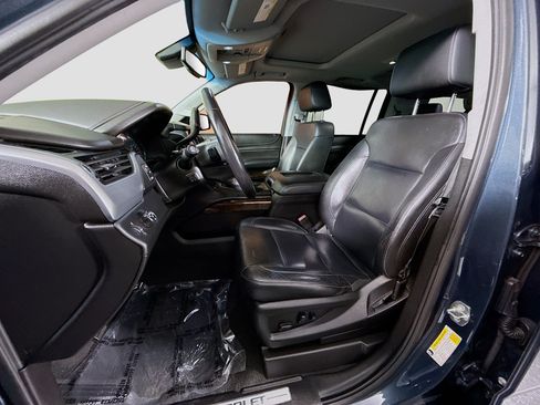 Used 2020 Chevrolet Suburban LT w/ Luxury Package RWD image 21