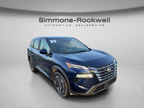 Used 2025 Nissan Rogue SV image 3