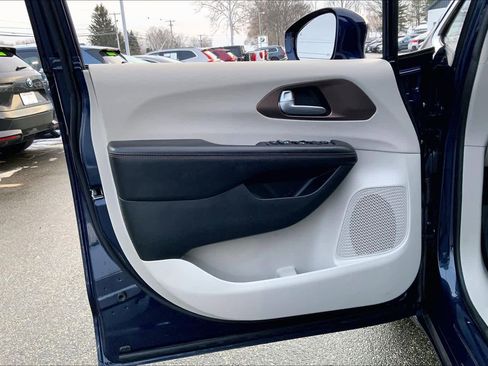 Used 2017 Chrysler Pacifica Touring-L Plus image 20