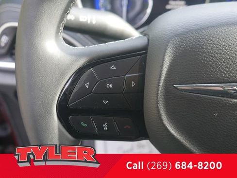 Used 2023 Chrysler Pacifica Limited w/ Uconnect Theater Family Group FWD image 28