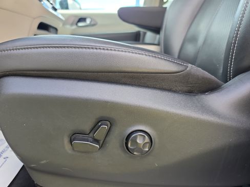 Used 2024 Chrysler Pacifica Touring-L FWD image 13