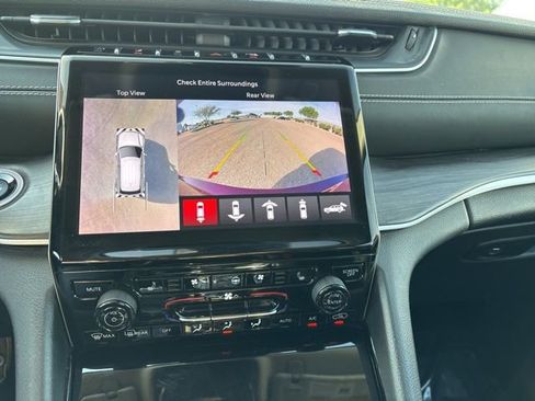 Used 2022 Jeep Grand Cherokee L Limited w/ Luxury Tech Group II image 17