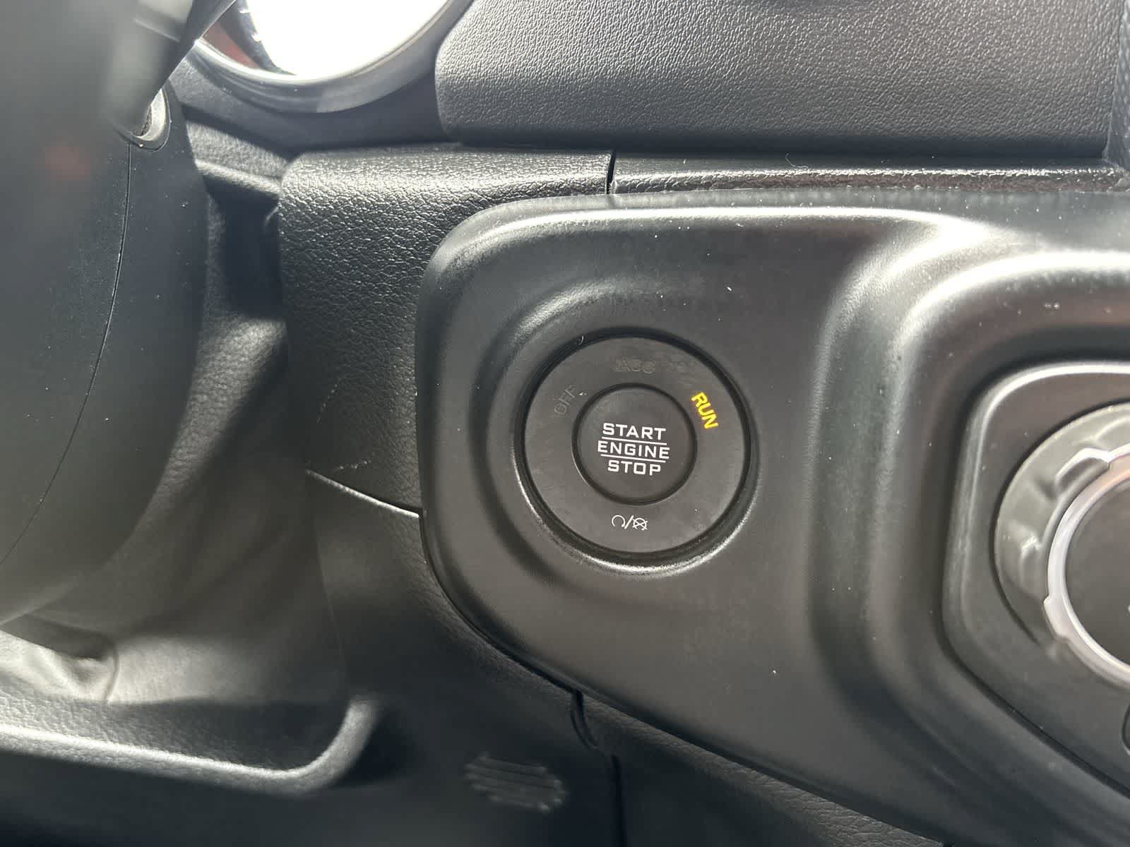 Certified 2020 Jeep Gladiator Overland AWD/4WD image 17