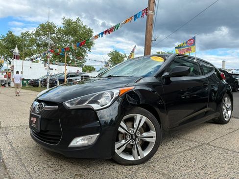 Used 2017 Hyundai Veloster Value Edition FWD image 1