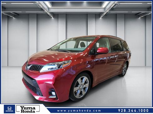Used 2018 Toyota Sienna SE FWD image 1