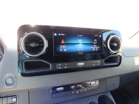 Used 2022 Mercedes-Benz Sprinter 4500 w/ Parking Package image 8