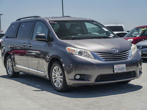Used 2017 Toyota Sienna XLE w/ XLE Navigation Package FWD image 5