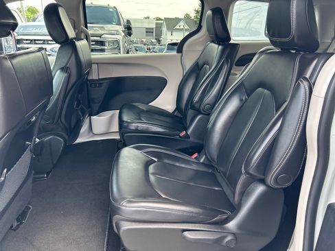 Used 2023 Chrysler Pacifica Touring-L FWD image 10
