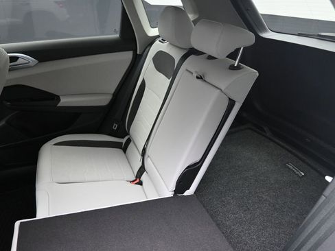 Used 2025 Volkswagen Taos SE image 21