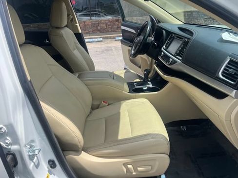 Used 2018 Toyota Highlander XLE AWD/4WD image 36
