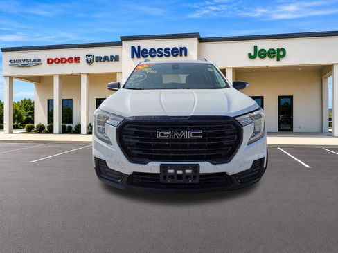Used 2024 GMC Terrain SLE w/ Driver Convenience Package FWD image 2