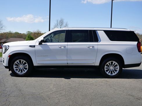 Used 2022 GMC Yukon XL SLT w/ SLT Premium Package image 32